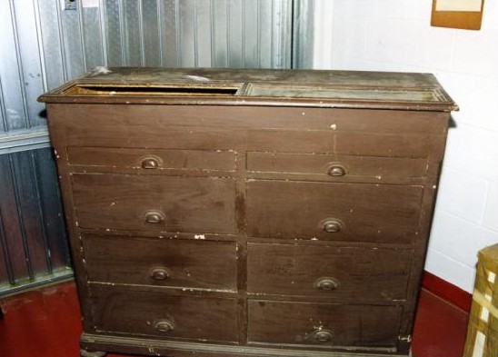 cassettiera rustica prima del restauro